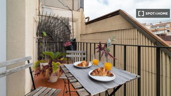 Se alquila habitación en piso de 8 habitaciones en Gràcia, Barcelona