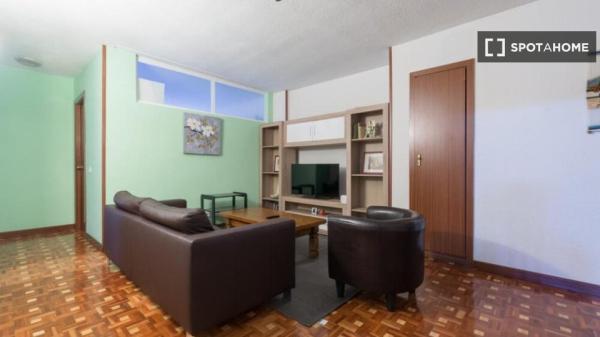 Zimmer zu vermieten in 5-Zimmer-Wohnung in Madrid