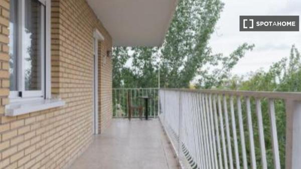 Aluga-se quarto em apartamento de 5 quartos em Madrid