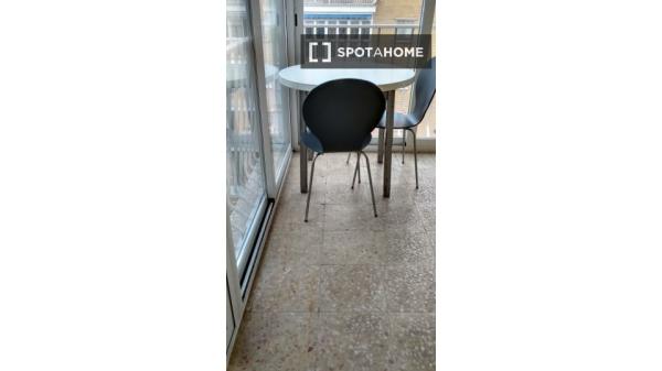 Room for rent in 5-bedroom apartment in Madrid