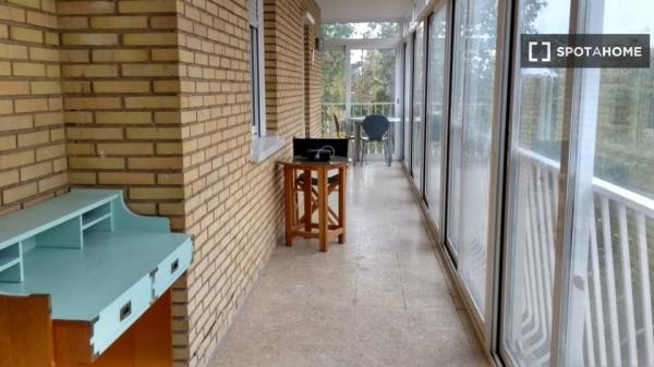 Room for rent in 5-bedroom apartment in Madrid