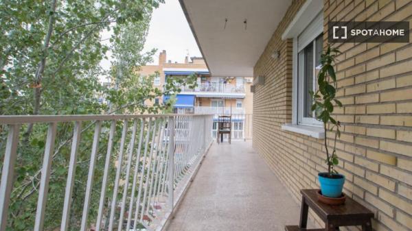 Room for rent in 5-bedroom apartment in Madrid