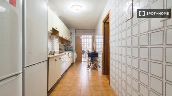 Zimmer zu vermieten in 5-Zimmer-Wohnung in Madrid