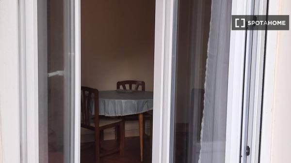 Alugo quarto em apartamento de 4 quartos em Santander