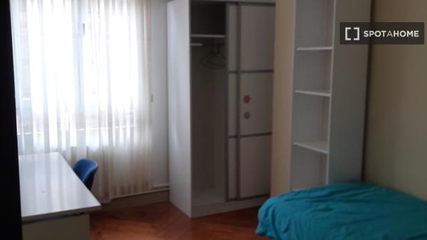 Alugo quarto em apartamento de 4 quartos em Santander