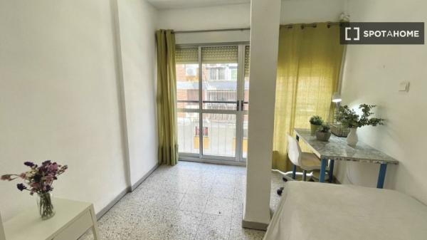 Room in shared apartment in Sevilla