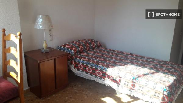 Amplia habitación en un apartamento de 4 dormitorios en La Saïdia, Valencia