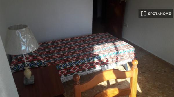 Amplia habitación en un apartamento de 4 dormitorios en La Saïdia, Valencia