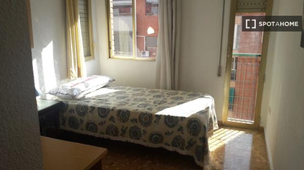 Amplia habitación en un apartamento de 4 dormitorios en La Saïdia, Valencia