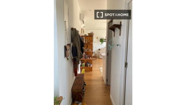 Zimmer zu vermieten in einem Haus mit 3 Schlafzimmern in Barcelona