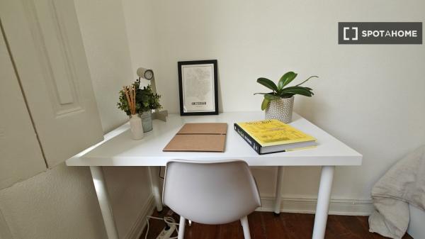 Chambre dans un appartement partagé à Bilbo