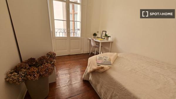 Chambre dans un appartement partagé à Bilbo