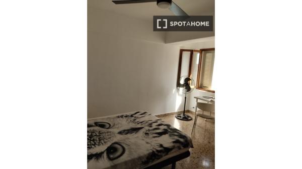 Quarto em apartamento compartilhado em Palma