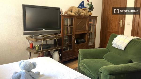 Alugo quarto em apartamento de 3 quartos em Pamplona