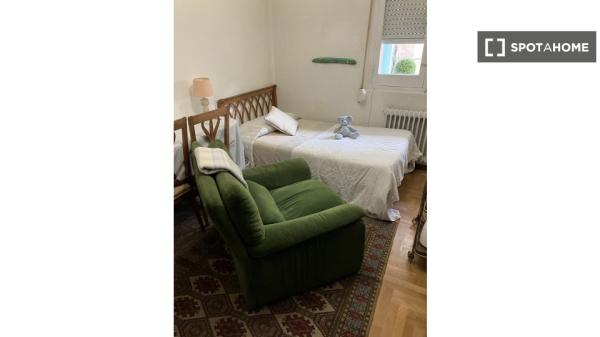 Alugo quarto em apartamento de 3 quartos em Pamplona