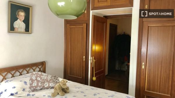 Room for rent in 3-bedroom apartment in Pamplona