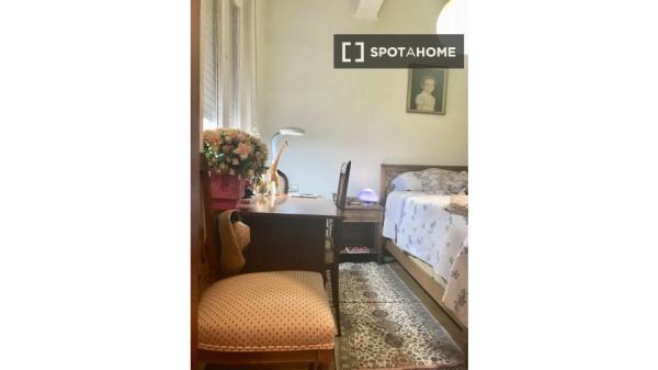 Room for rent in 3-bedroom apartment in Pamplona