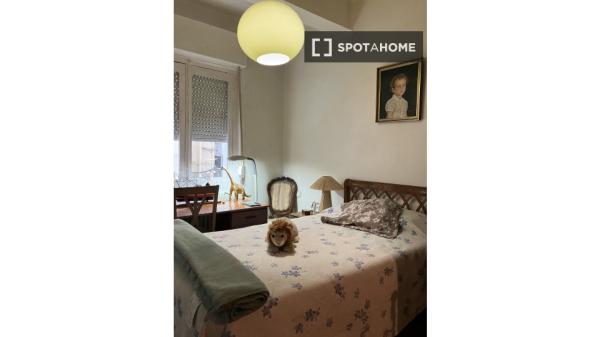 Room for rent in 3-bedroom apartment in Pamplona