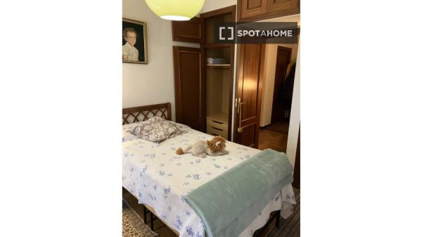 Room for rent in 3-bedroom apartment in Pamplona