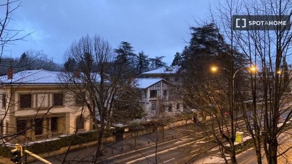 Alugo quarto em apartamento de 3 quartos em Pamplona