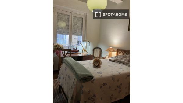 Room for rent in 3-bedroom apartment in Pamplona