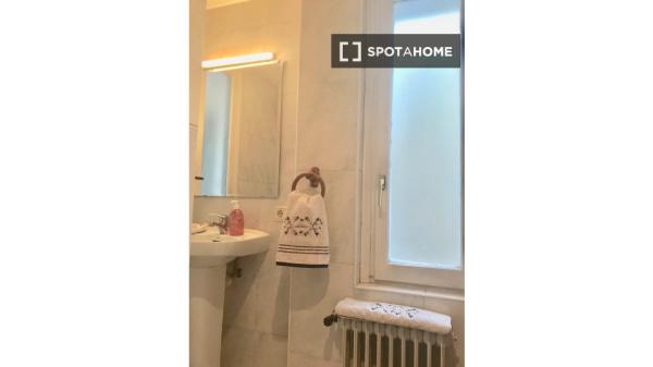 Room for rent in 3-bedroom apartment in Pamplona