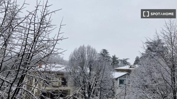 Alugo quarto em apartamento de 3 quartos em Pamplona