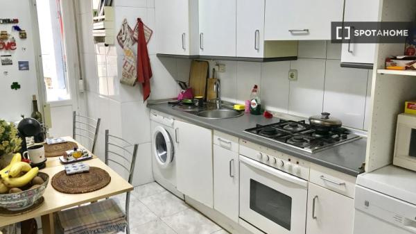 Room for rent in 3-bedroom apartment in Pamplona