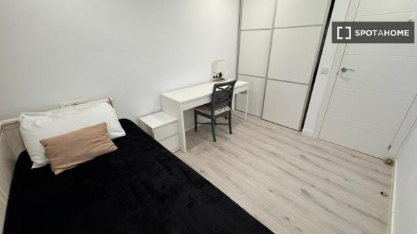 Chambre dans un appartement partagé à Palma