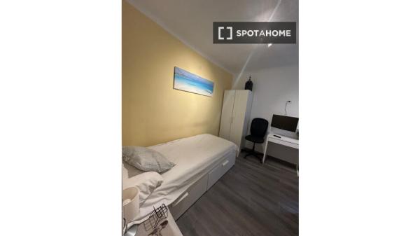 Chambre à louer dans un appartement de 5 chambres à Benalua, Alicante