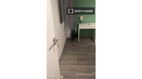 Quarto para alugar em apartamento de 5 quartos em Benalua, Alicante