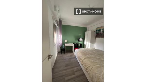 Chambre à louer dans un appartement de 5 chambres à Benalua, Alicante