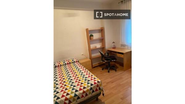 Quarto para alugar em apartamento de 5 quartos em Granada