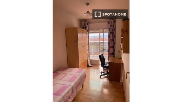 Quarto para alugar em apartamento de 5 quartos em Granada