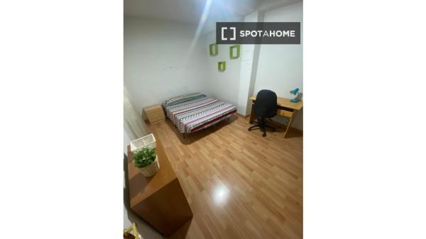 Quarto para alugar em apartamento de 5 quartos em Granada