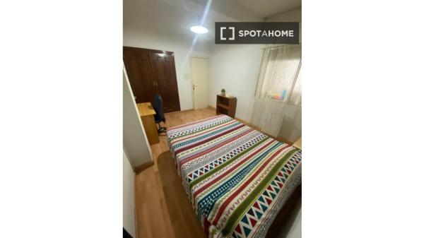 Quarto para alugar em apartamento de 5 quartos em Granada