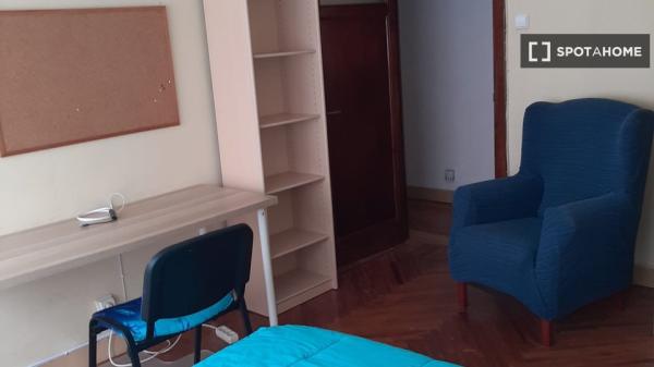 Alugo quarto em apartamento de 4 quartos em Santander