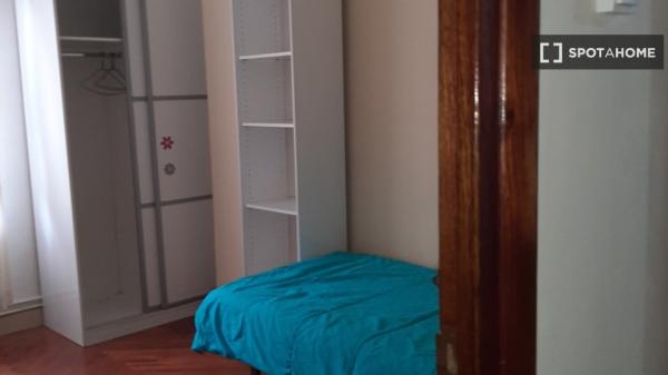 Stanza in affitto in appartamento con 4 camere da letto a Santander