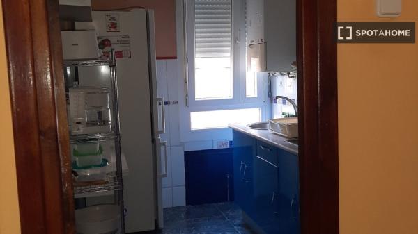 Alugo quarto em apartamento de 4 quartos em Santander