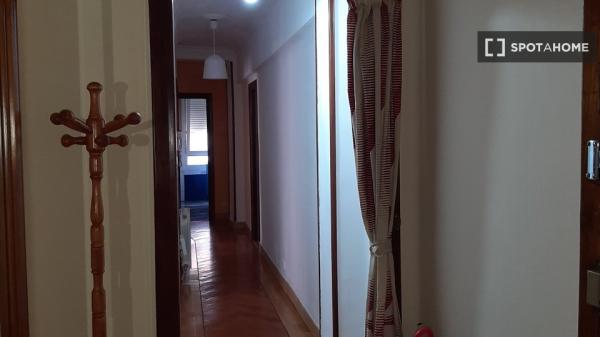 Alugo quarto em apartamento de 4 quartos em Santander