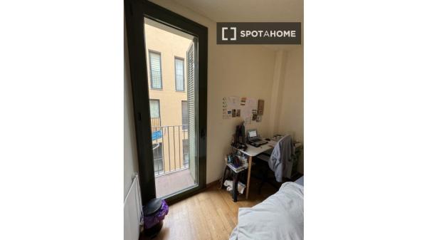 Se alquila habitación en piso de 4 dormitorios en El Born, Barcelona