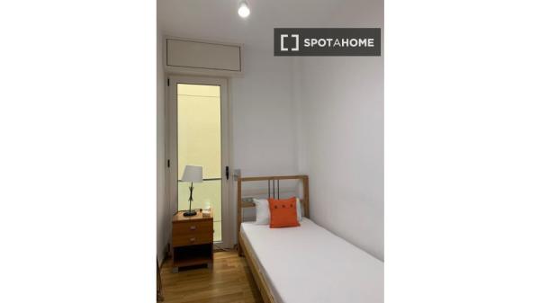 Se alquila habitación en piso de 4 dormitorios en El Born, Barcelona