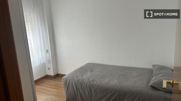 Se alquila habitación en apartamento de 3 dormitorios en Barcelona