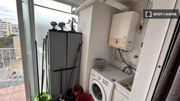 Se alquila habitación en apartamento de 3 dormitorios en Barcelona