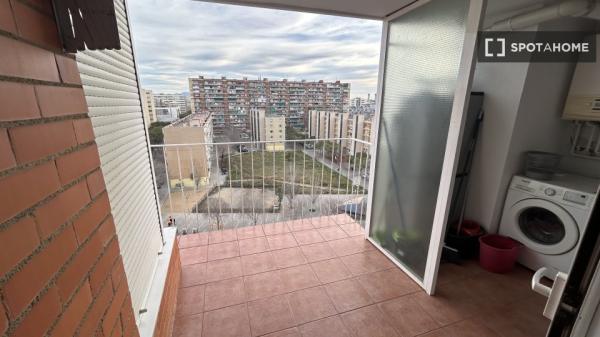 Se alquila habitación en apartamento de 3 dormitorios en Barcelona