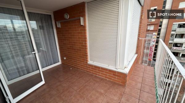 Se alquila habitación en apartamento de 3 dormitorios en Barcelona