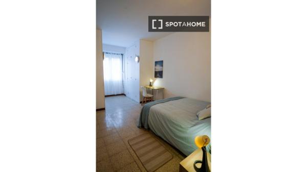 Habitación en piso compartido en barcelona.