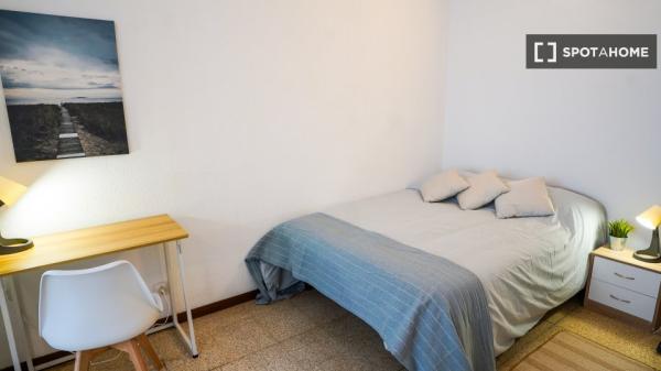 Habitación en piso compartido en barcelona.