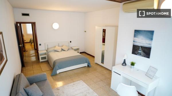 Habitación en piso compartido en barcelona.