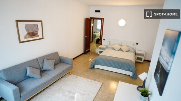 Habitación en piso compartido en barcelona.